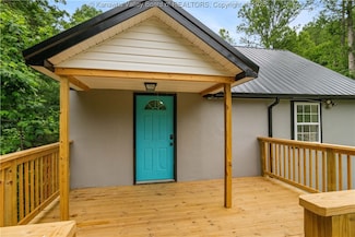 3742 Greenview Rd, Charleston, WV 25309