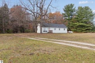 3289 N Ferris Rd, Sumner, MI 48889