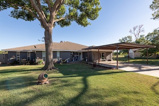 208 S Fairway St, Henrietta, TX 76365