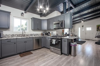 600 W Iris Ave, Visalia, CA 93277