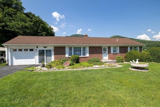 181 Stockpen Mountain Rd, Narrows, VA 24124