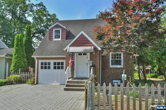 36 Grove St, Waldwick, NJ 07463