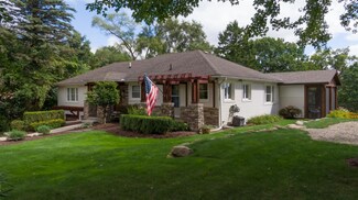 9960 Florence St, Pinckney, MI 48169