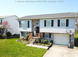 105 Hampton Ln, Hurricane, WV 25526