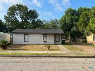 3001 Wildwood St, Victoria, TX 77901