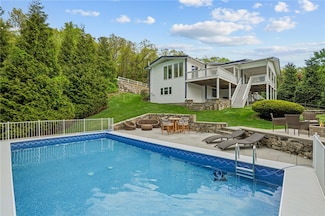 196 Stillwater Rd, Smithfield, RI 02917