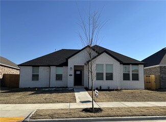 146 S Harrogate Ln, Fayetteville, AR 72704