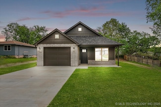 813 N 10th St, Collinsville, OK 74021