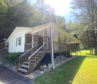33 Tulip Dr, Chapmanville, WV 25508