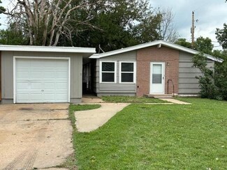 3007 Castle Ct, Salina, KS 67401