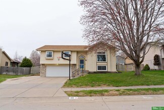 108 Summerset Dr, Papillion, NE 68133