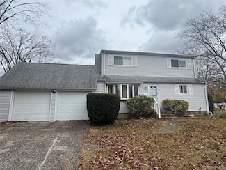 3 Vine Ct, Centereach, NY 11720