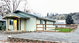 129 N Cedar St, Omak, WA 98841