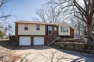 925 NW Canterbury Ct, Blue Springs, MO 64015