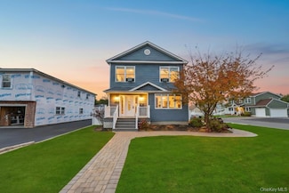 297 Catskill Ave, Lindenhurst, NY 11757