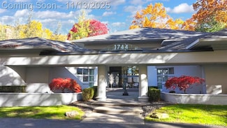 1744 Heron Ridge Dr, Bloomfield Hills, MI 48302