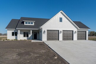 2132 Deerwood Dr, North Mankato, MN 56003