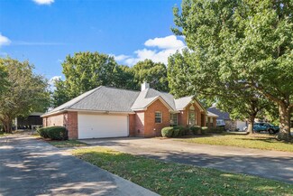819 Sandra Ln, Grand Prairie, TX 75052