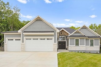 306 SW 17th St, Oak Grove, MO 64075