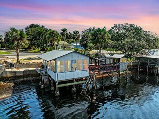 816 Riverside Dr, Steinhatchee, FL 32359