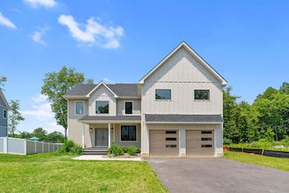 47 Wildwood Dr, Rock Tavern, NY 12575