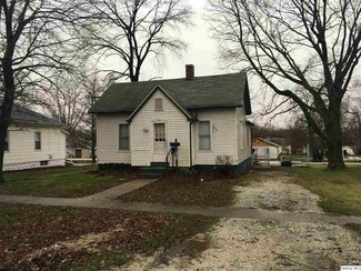 705 N Maple St, Mount Sterling, IL 62353