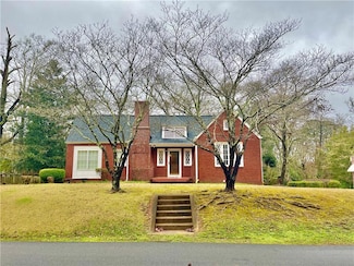 305 Avenue C, West Point, GA 31833
