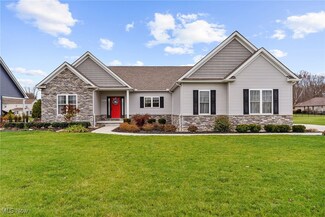 421 Oak Hollow Dr NW, Warren, OH 44481