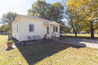 729 W 3rd St, Cherryvale, KS 67335