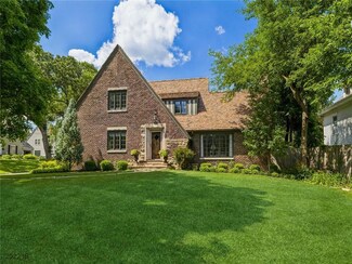 4225 Greenwood Dr, Des Moines, IA 50312