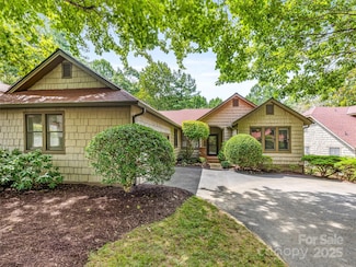 14 Lacoste Dr, Hendersonville, NC 28739