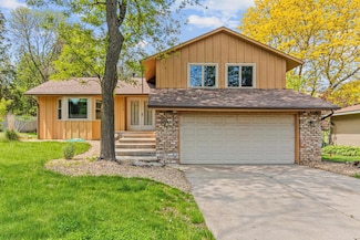 1716 Evergreen Dr, Woodbury, MN 55125