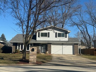 927 N Pecos Ln, Mount Prospect, IL 60056