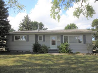 1210 Bowler St, Hiawatha, IA 52233