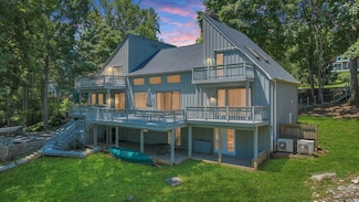 428 Anchor Dr, Moneta, VA 24121