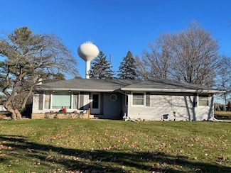 302 E Woodview Dr, Nappanee, IN 46550
