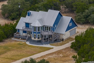 592 Lakepark Dr, Lakehills, TX 78063