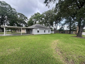 825 S 12th St, Nederland, TX 77627