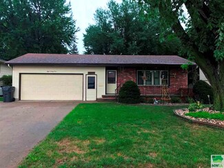 894 3rd Ave SW, Le Mars, IA 51031