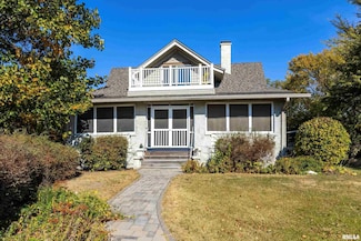635 21st St, Bettendorf, IA 52722
