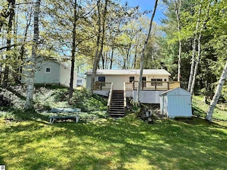921 Pine St, Harrison, MI 48625