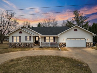 311 W Pine St, Abbotsford, WI 54405
