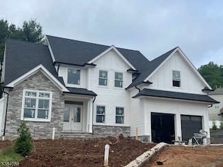 4 Hemlock Cir, Warren, NJ 07059