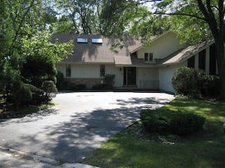 2585 Longmeadow Dr, Northbrook, IL 60062