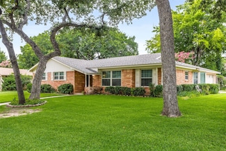 520 Circleview Dr N, Hurst, TX 76054