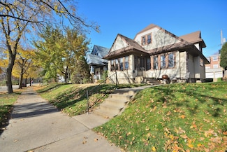 5600 W Notre Dame Ct, Milwaukee, WI 53208