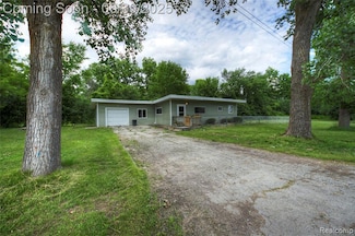 1906 Banner Rd, Saginaw, MI 48601
