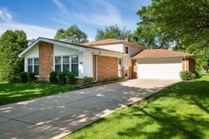 1002 N Moki Ln, Mount Prospect, IL 60056