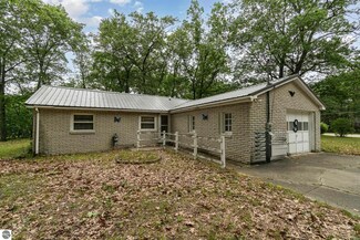 204 Beverly Dr, Houghton Lake, MI 48651