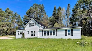 1048 N Traverse St, Harbor Springs, MI 49740